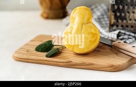 Lo scamorza affumicato è un formaggio italiano tradizionale Foto Stock