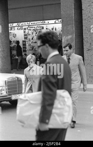 Rita Pavone con il marito Teddy Reno durante la loro luna di miele a Monaco. [traduzione automatizzata] Foto Stock