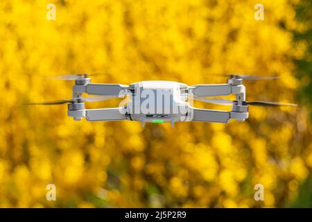 Un piccolo drone in volo, primo piano. Foto Stock