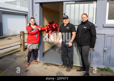 Camborne, Cornovaglia, 25th aprile 2022, il sindaco di Camborne, Consigliere Zoe Fox, questa mattina ha aperto i nuovi bagni molto necessari a Rosewarne Car Park, Camborne. Dopo una cerimonia di taglio del nastro, il Sindaco ha ringraziato il personale e i consiglieri di città per aver messo la nostra organizzazione in grado di consentirne l’attuazione” Credit:Keith Larby/Alamy Live News Foto Stock