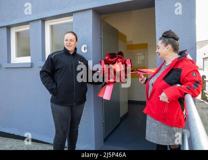 Camborne, Cornovaglia, 25th aprile 2022, il sindaco di Camborne, Consigliere Zoe Fox, questa mattina ha aperto i nuovi bagni molto necessari a Rosewarne Car Park, Camborne. Dopo una cerimonia di taglio del nastro, il Sindaco ha ringraziato il personale e i consiglieri di città per aver messo la nostra organizzazione in grado di consentirne l’attuazione” Credit:Keith Larby/Alamy Live News Foto Stock