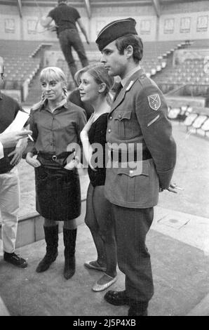 Prove per Die Goldene Zehn / Stelle nel Ring nel Circus Krone di Monaco. Artisti nel circo - Thomas Fritsch, che ha fatto il suo servizio militare nel 1967, in uniforme. [traduzione automatizzata] Foto Stock