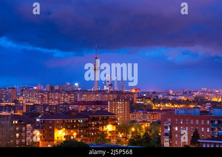 Il paesaggio urbano di Madrid con alcuni edifici emblematici: Grattacieli, piruli e torri Kio. Madrid, Spagna di notte Foto Stock