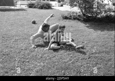 Famiglia Fuchsberger: Joachim Fuchsberger con il figlio Thomas nella loro casa a Grünwald vicino Monaco. [traduzione automatizzata] Foto Stock