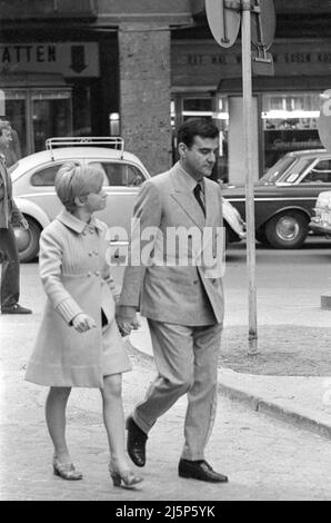 Rita Pavone con il marito Teddy Reno durante la loro luna di miele a Monaco. [traduzione automatizzata] Foto Stock