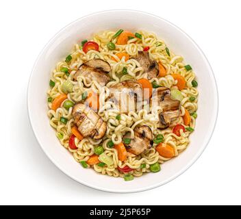 Spaghetti istantanei con funghi alla griglia su sfondo bianco, vista dall'alto Foto Stock