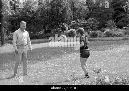 Famiglia Fuchsberger: Joachim Fuchsberger con il figlio Thomas nella loro casa a Grünwald vicino Monaco. [traduzione automatizzata] Foto Stock