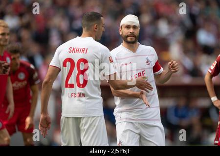 Jonas HECTOR (K) continua a giocare con un bendaggio di testa, è alto-Fived da Ellyes SKHIRI (K), calcio 1st Bundesliga, 31st giorno di incontro, FC Cologne (K) - Arminia Bielefeld (BI) 3: 1 il 23rd febbraio 2022 a Koeln/ Germania. Le normative #DFL vietano l'uso di fotografie come sequenze di immagini e/o quasi-video # Foto Stock