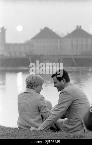 Rita Pavone con il marito Teddy Reno durante la loro luna di miele a Monaco. Al giro Nymphenburg. [traduzione automatizzata] Foto Stock