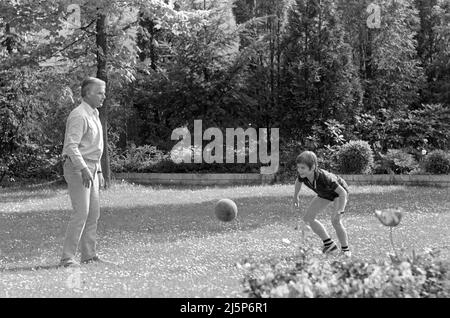 Famiglia Fuchsberger: Joachim Fuchsberger con il figlio Thomas nella loro casa a Grünwald vicino Monaco. [traduzione automatizzata] Foto Stock