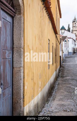 Vecchia casa porta con la chiesa di Almeida nel retro Foto Stock