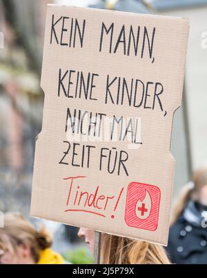 Berlino, Germania. 25th Apr 2022. Un partecipante a una dimostrazione da parte degli ospedali di Berlino per un investimento ospedaliero sufficiente ha un cartello che legge "No uomo, no figli, nemmeno tempo per Tinder!” Credit: Christophe Gateau/dpa/Alamy Live News Foto Stock