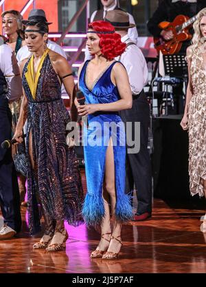 Londra, Regno Unito. 22nd Apr 2022. Dianne Buswell da Strictly come Dancing visto esibirsi in uno spettacolo fuori dalla BBC a Londra. Credit: SOPA Images Limited/Alamy Live News Foto Stock