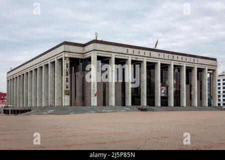 Minsk, Bielorussia, 04.11.21. Palazzo della Repubblica edificio governativo in monumentale stile architettonico modernista e sovietico nel quartiere di Kastrichnitski. Foto Stock