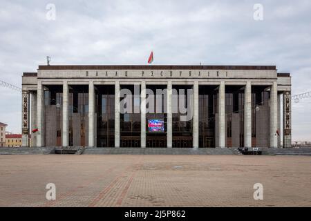 Minsk, Bielorussia, 04.11.21. Palazzo del governo della Repubblica in monumentale stile architettonico modernista e sovietico nel distretto di Kastrichnitski, Foto Stock