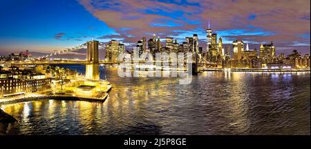 Panorama epico del centro di New York City e vista serale del ponte di Brooklyn, Stati Uniti d'America Foto Stock