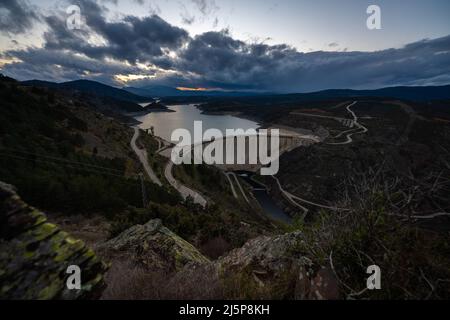 Panoramica della diga di El Atazar e del loro ambiente al tramonto Madrid, Spagna Foto Stock