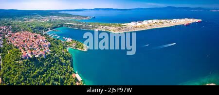 Città di Omisalj e LNG terminal vista panoramica aerea, isola di Krk, Croazia Foto Stock