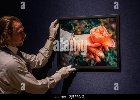 LONDRA, REGNO UNITO. 25 aprile 2022 . Ra LUPU (n. 1990, ODESA) Armed, da on Dreams and Screens, 2019-2020 salvaguardare l'insostituibile, una partnership tra Christie's con il World Monuments Fund per proteggere il patrimonio culturale dell'Ucraina da ulteriori danni . La mostra presenta una selezione di oltre 100 opere di 30 Ukraine, artisti nati e si svolge dal 25 aprile al 5 maggio Credit: amer Ghazzal/Alamy Live News Foto Stock