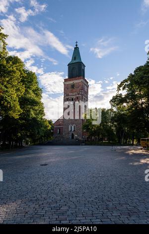 Cattedrale di Turku, la basilica medievale di Turku, Finlandia. Cielo blu e nuvole in estate. Foto Stock