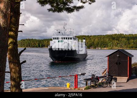 Piccolo traghetto che trasporta passeggeri e veicoli che arrivano al porto. Arcipelago di Turku, Finlandia Foto Stock