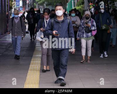 Giacarta, Indonesia - 23 agosto 2022: Persone asiatiche a piedi Foto Stock