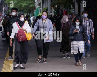 Giacarta, Indonesia - 23 agosto 2022: Persone asiatiche a piedi Foto Stock