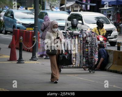 Giacarta, Indonesia - 23 agosto 2022: Persone asiatiche a piedi Foto Stock