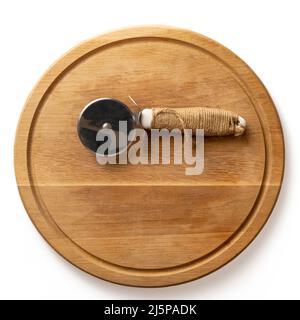 Tavola rotonda in legno per pizza e coltello rotondo isolato su bianco Foto Stock