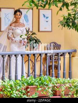 Una bella sposa che si prepara per il suo matrimonio Foto Stock