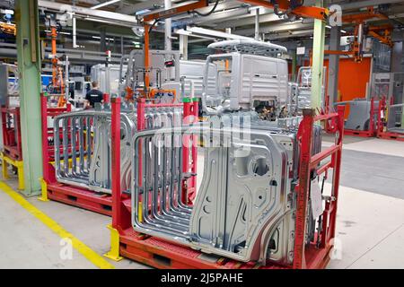 Monaco di Baviera, Germania. 25th Apr 2022. La produzione di veicoli industriali A MAN ricomincia. La produzione è rimasta ferma per sei settimane a causa dei fallimenti di consegna dovuti alla guerra in Ucraina. Parti in lamiera, parti della cabina di un trattore. Produzione, linea di assemblaggio, camion, industria automobilistica, auto, marca di automobile, produzione di automobile, costruzione della carrozzeria, carrozzeria, costruzione di automobile, Linea di assemblaggio produzione, produzione, produzione, linea di assemblaggio presso LO stabilimento MAN di Monaco il 25 aprile 2022 Credit: dpa/Alamy Live News Foto Stock