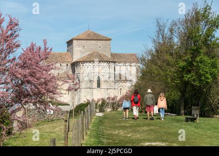 Talmont-sur-Gironde, nella Charente Maritime, Francia. La chiesa di Sainte-Radegonde, 12th secolo Foto Stock