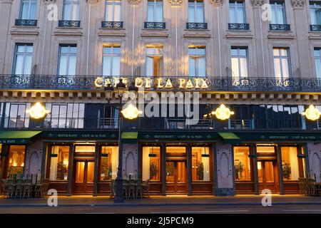 Il celebre Café de la Paix si trova vicino al teatro lirico - Palazzo Garnier di Parigi, Francia. È stata inaugurata il 5 maggio , 1862. Foto Stock