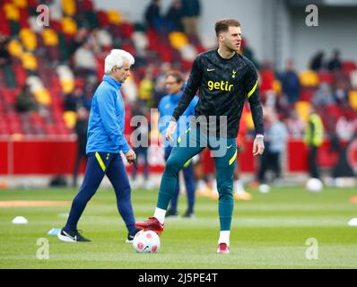 Londra, Inghilterra - APRILE 23: Dane Scarlett di Tottenham Hotspur durante il riscaldamento pre-partita durante la Premier League tra Brentford e Tottenham Hot Foto Stock