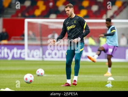 Londra, Inghilterra - APRILE 23: Dane Scarlett di Tottenham Hotspur durante il riscaldamento pre-partita durante la Premier League tra Brentford e Tottenham Hot Foto Stock