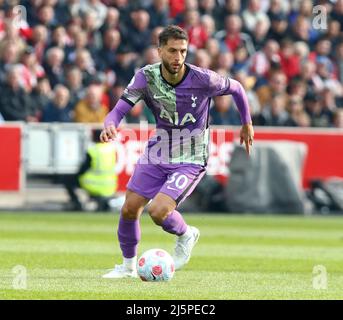 Londra, Inghilterra - APRILE 23: Rodrigo Bentancur di Tottenham Hotspur durante la Premier League tra Brentford e Tottenham Hotspur a Brentford Communit Foto Stock