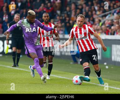 Londra, Inghilterra - APRILE 23: Christian Eriksen di Brentford durante la Premier League tra Brentford e Tottenham Hotspur a Brentford Community Stadi Foto Stock