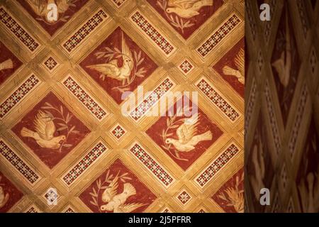 Sintra, Portogallo, dipinto decorativo ornato di colombe che rappresentano lo Spirito Santo nella cappella del Palacio Nacional de Sintra Foto Stock