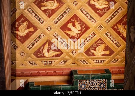 Sintra, Portogallo, dipinto decorativo ornato di colombe che rappresentano lo Spirito Santo nella cappella del Palacio Nacional de Sintra Foto Stock