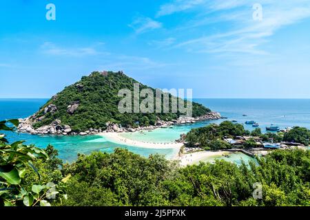Vista aerea dell'isola di Koh Nang Yuan vista dal popolare punto di vista sull'isola più alta di Nang Yuan Foto Stock