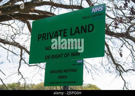 Crowthorne, Regno Unito, 20th aprile 2022:- un segno vicino a Broadmoor High Security Hospital Reading Private Land No Public Access Foto Stock