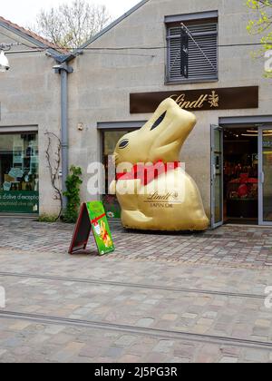 Grande coniglio dorato fuori dal negozio di cioccolato Lindt a Park Bercy, Parigi, Francia. Foto Stock