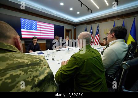 Kiev, Ucraina. 25th Apr 2022. Il Presidente ucraino Volodymyr Zelenskyy incontra il Segretario di Stato americano Antony Blinken e il Segretario di Difesa degli Stati Uniti Lloyd Austin III durante la loro visita nella capitale Ucraina di Kiev, Ucraina, il 24 aprile 2022. Foto via UPI/UPI Credit: UPI/Alamy Live News Foto Stock