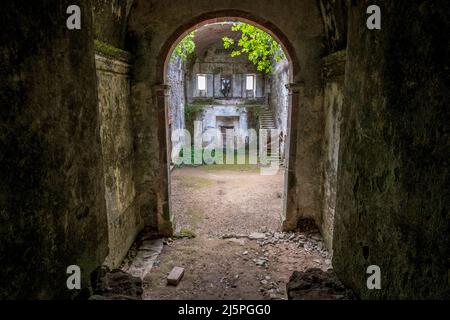 Interni in rovina del Convento de Nossa Senhora do Destinro, lungo la Via Algarviana, Monchique, Portogallo Foto Stock