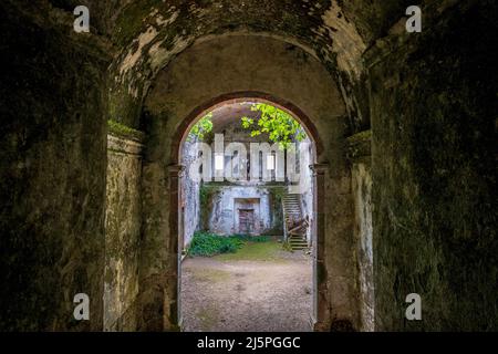 Interni in rovina del Convento de Nossa Senhora do Destinro, lungo la Via Algarviana, Monchique, Portogallo Foto Stock