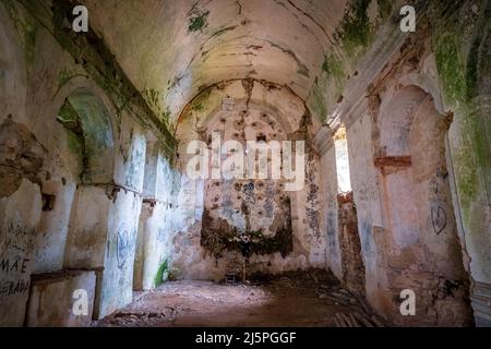 Interni in rovina del Convento de Nossa Senhora do Destinro, lungo la Via Algarviana, Monchique, Portogallo Foto Stock