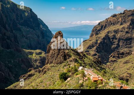 Tremende montagne Teno a Tenerife nord con il villaggio Masca all'interno della gola Barranco de Masca Foto Stock