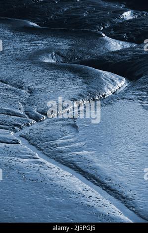 solitario uccello guado nel fango a bassa marea thornham nord norfolk inghilterra Foto Stock