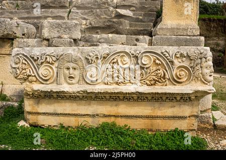 Maschere di pietra teatro nella città antica di Myra. Demre, Antalya, Turchia Foto Stock