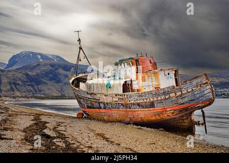 FORT WILLIAM SCOZIA BEN NEVIS CAOL PEBBLE BEACH LOCH EIL E ABBANDONATO VECCHIA BARCA DA PESCA Foto Stock